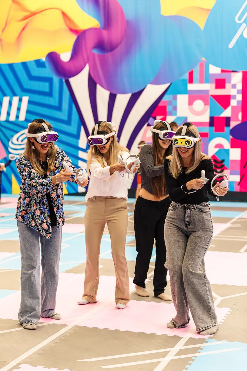 Корпоратив в VR-парке: коллеги смеются во время командной игры