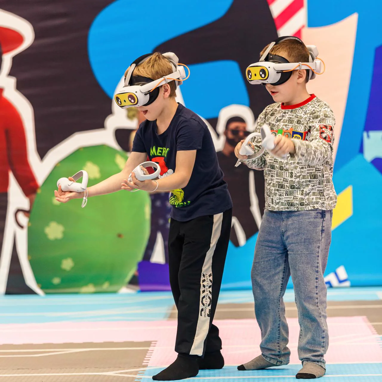 Два мальчика в VR-шлемах играют вместе в командной игре