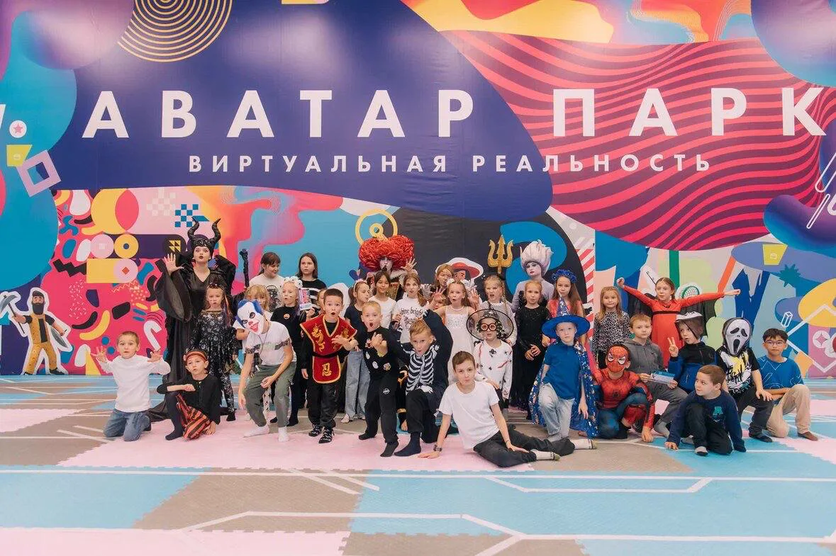 Групповое фото детей в карнавальных костюмах на празднике в парке