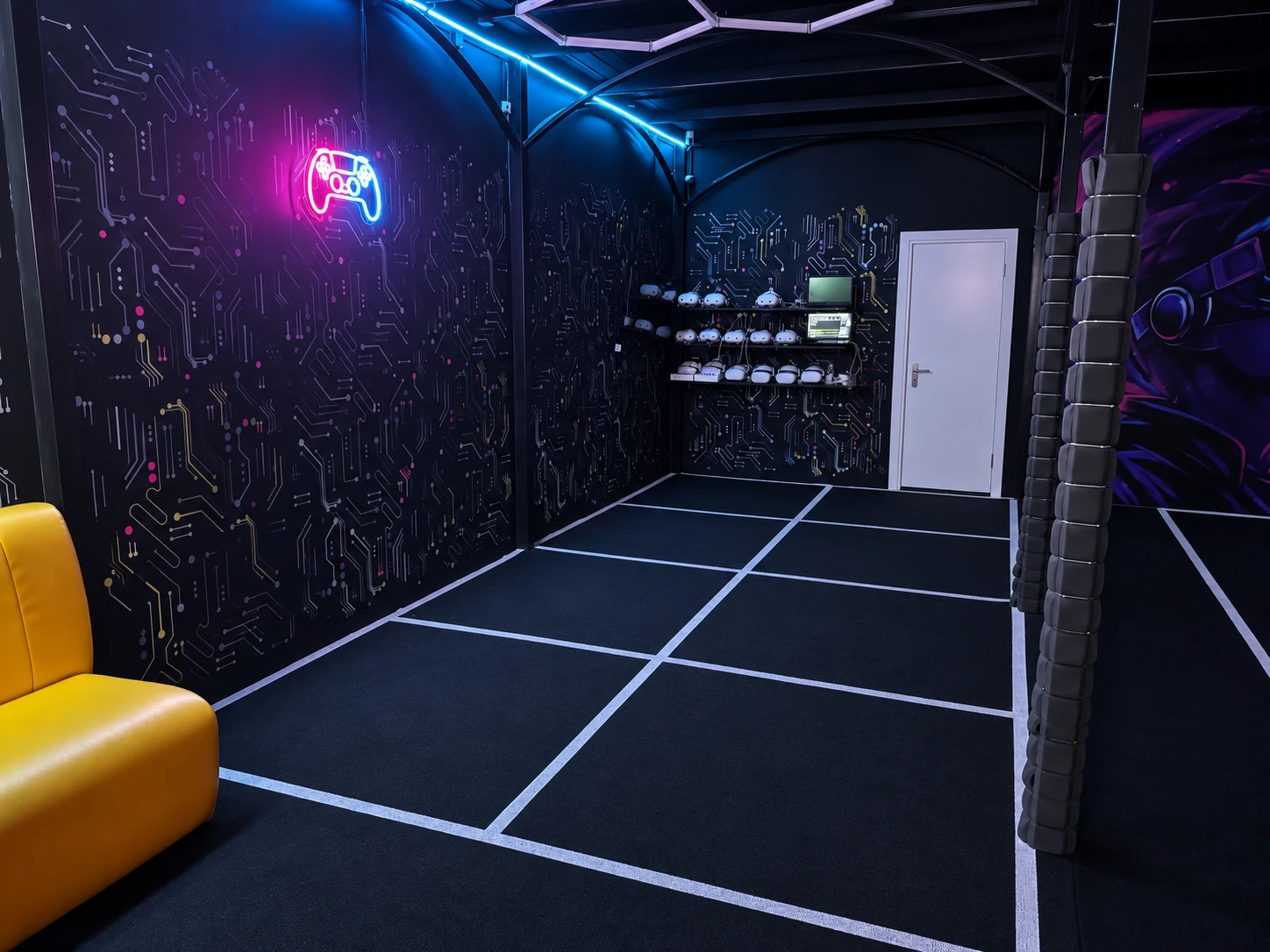 Зона одиночных VR-игр: неоновая подсветка, игровые места и полки с VR-шлемами